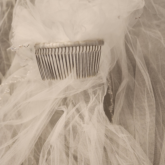 Pearl and acrylic crystal lined Bridal Veil - Picture 3 of 5